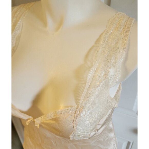 Vtg Bali Women's Sleeveless Camisole Cami Tank Lave Accents Satin Nylon Size 38 - Picture 2 of 11